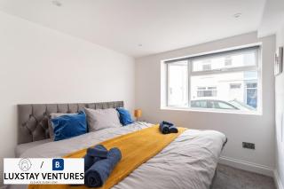 Luxury 2 Bedroom Maisonette with Games Room - Free Car Parking - 5 Minute Drive to Brighton Beach & City Centre - Sleeps 8 - 1