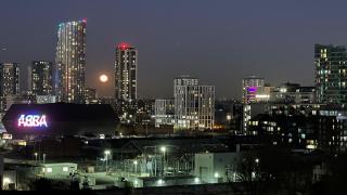 Sunset Heights Bright 2BR with City Views and Free Parking - Londra - 8