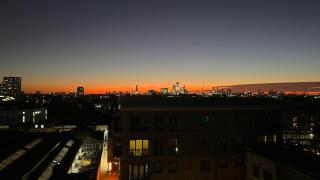 Sunset Heights Bright 2BR with City Views and Free Parking - Londra - 4