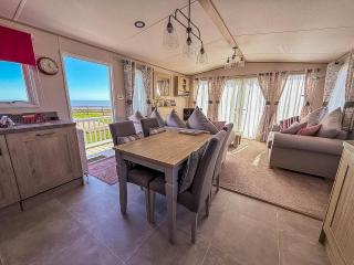 Lovely Caravan With Seaviews, Wi-Fi And Decking Near Pakefield Beach Ref 68040Cr - Lowestoft - 1