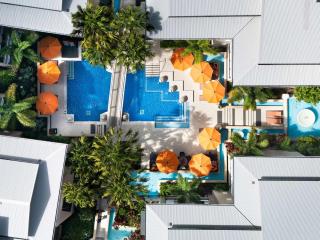 Sleek apartment overlooking pool - Noosa Heads - 2