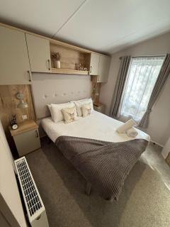 Cuckoo Lodge with Hot Tub at Brickyard Lakes - Amotherby - 3