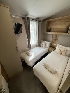 Cuckoo Lodge with Hot Tub at Brickyard Lakes - 2