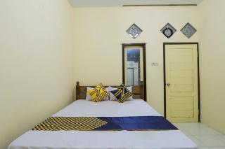 OYO 2371 Islami Family Residence - Blimbingsari - 2
