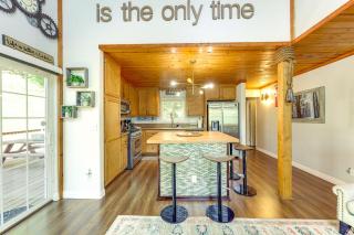 Remodeled Crestline Retreat Walk to Lake Gregory! - 9