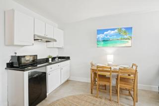 Beach Front 2 Bed Condo - Pool & Tiki Bar - Fort Lauderdale - 3