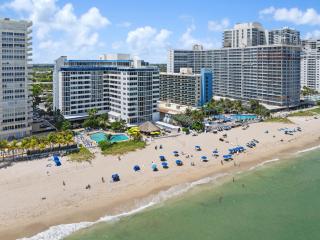 Beach Front 2 Bed Condo - Pool & Tiki Bar - Fort Lauderdale - 2