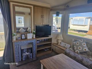 3 Bed Caravan - Sleeps 8 - Pets Allowed - Pool - Chapel Saint Leonards - 1