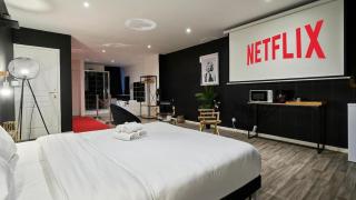 Suite Cinéma #5#- Jacuzzi & projecteur-self check-in - 8