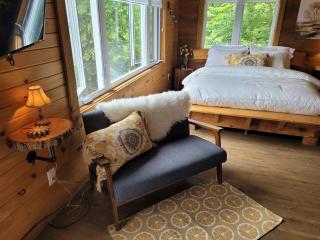 Romantic Cottage with Epic Lake Views - Val des Monts - 4