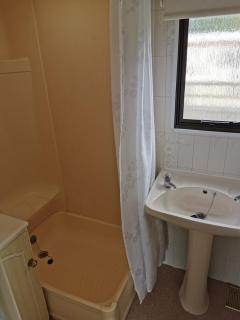3 Bedroom Caravan in Rural Area - Limerstone - - 2