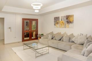 Luxurious 6-BHK Villa with Private Pool in Malibu - Ras al Khaimah - 2