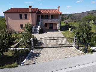 RENATOEMILIA spacious apartment with courtyard - Koromačno - 9