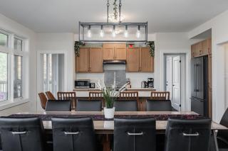 4200sqf Luxury Muskoka Estate in Lake of Bay, Huntsville - 2