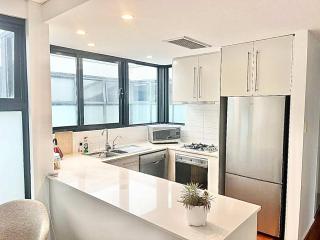 Luxe 2BR 2 Bath with Terrace, secure Parking, 200m from Sydney Metro - Sídney - 7