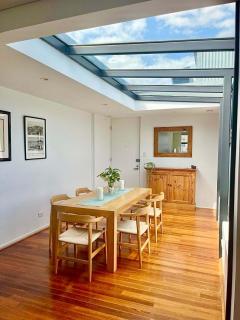 Luxe 2BR 2 Bath with Terrace, secure Parking, 200m from Sydney Metro - Sídney - 8
