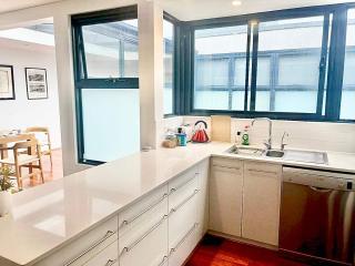 Luxe 2BR 2 Bath with Terrace, secure Parking, 200m from Sydney Metro - Sídney - 2
