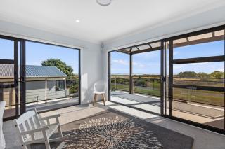 Sandbanks - Papamoa Beachfront Holiday Home - Papamoa - 3