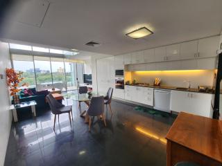 Spacious 1 bedroom mezzanine apartment with large bath views 2 free parking spots - Brisbane - 7