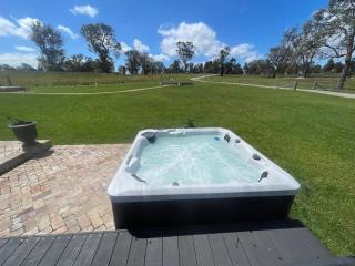 Serene bush cottage with an outdoor spa - 3