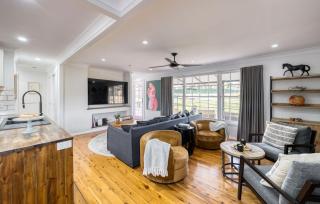 Serene bush cottage with an outdoor spa - 1