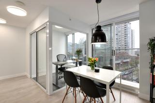 Downtown Luxurious 2BD Pool, Parking, Hot Tub, Sauna - Vancouver - 9
