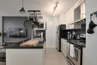 Downtown Luxurious 2BD Pool, Parking, Hot Tub, Sauna - Vancouver - 7