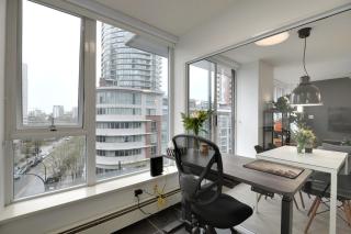 Downtown Luxurious 2BD Pool, Parking, Hot Tub, Sauna - Vancouver - 6