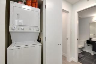 Downtown Luxurious 2BD Pool, Parking, Hot Tub, Sauna - Vancouver - 1
