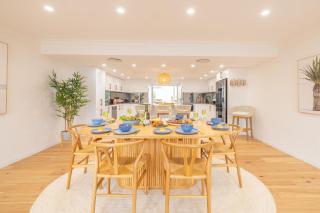 East Belmont, 38 Tomaree Rd - spa, linen, Wi-Fi, Air Con , Games Room - Shoal Bay - 3
