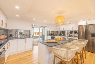 East Belmont, 38 Tomaree Rd - spa, linen, Wi-Fi, Air Con , Games Room - Shoal Bay - 2