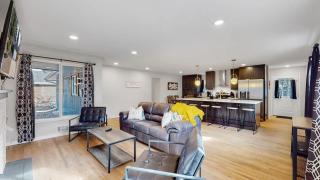 Spacious Family Retreat in Denver - 8