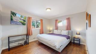 Stunning Upper Family Unit with King Beds & Yard - 5