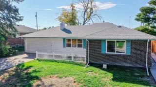 Stunning Upper Family Unit with King Beds & Yard - 4
