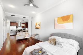 Deluxe Studio Retreat Rooftop Pool & Concierge - 3