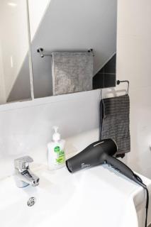 Vibrant 12 Mins Walk to TrainSTA StudioApt - Bankstown - 1