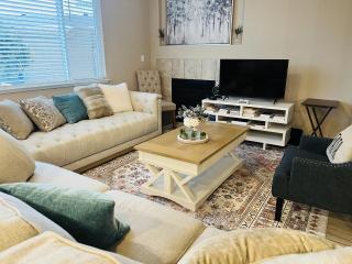 Placid Vibe Spacious 7-BR with Free Parking - Pittsburg - 0