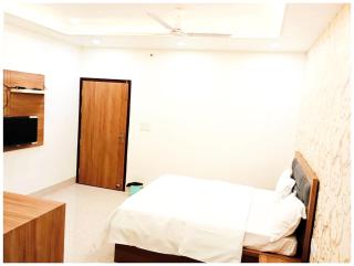 HOTEL PREMIUM SILVER OAK IN Near Railway STATION - Mathura - 8