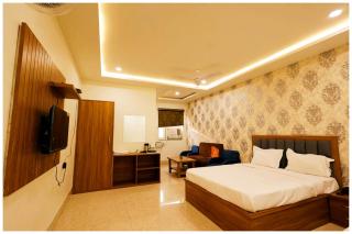 HOTEL PREMIUM SILVER OAK IN Near Railway STATION - Mathura - 0