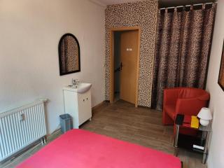 Halle EG, Bestpreis in Preis- Leistung, 1- 3 Doppelzimmer, plus TV Lounge extra Küche u Bad bis 6 Personen - Halle an der Saale - 4