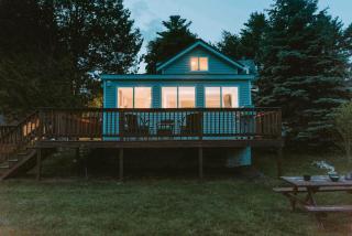 Quiet and Intimate Pet Friendly Cottage Perfectly set on the Shores of Cobbossee Lake for Fishing in Winthrop, Maine - Winthrop - 0
