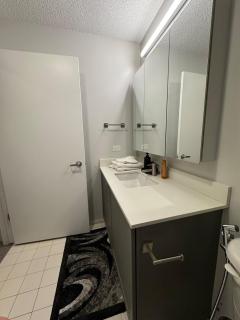 Cozy 2 bedroom condo by lakeshore - 3