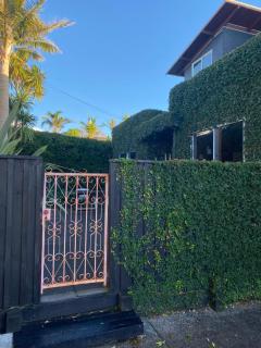 Stanmore Bay lush garden with pool, close to beach - Whangaparaoa - 9