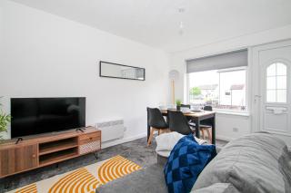 Serviced Apartment in Lanarkshire Close to M8 M74 with Free Parking - Long Stays Available - 9