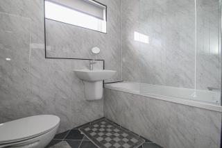 Serviced Apartment in Lanarkshire Close to M8 M74 with Free Parking - Long Stays Available - 7