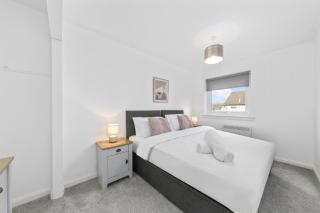 Serviced Apartment in Lanarkshire Close to M8 M74 with Free Parking - Long Stays Available - 0