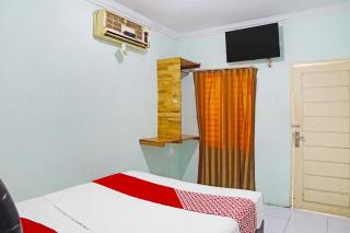 OYO 91303 Puri Dennis - Medan - 4
