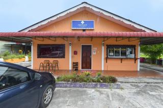 OYO 90561 Awan Biru Motel - Pantai Cenang - 0