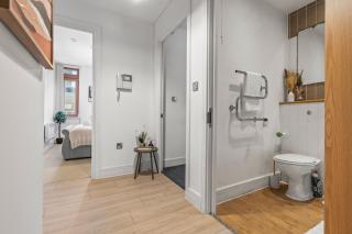 Elegant 2-Bed Apartment, Sleeps 4, Perfect for groups ,Wi-Fi - 3