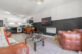 Elegant 2-Bed Apartment, Sleeps 4, Perfect for groups ,Wi-Fi , Parking - 8